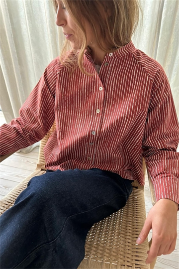 Soil Aarhus Peasant Rose Red Stripe